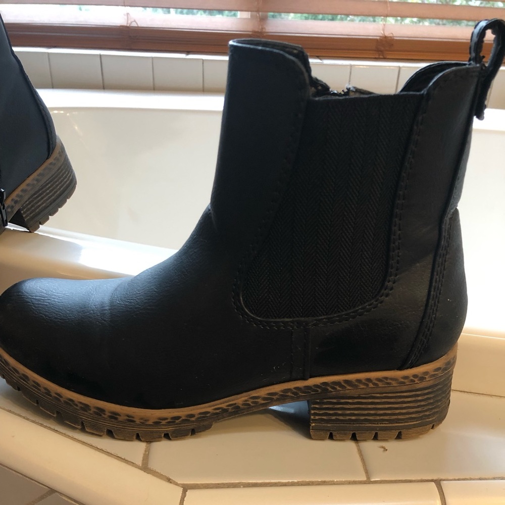 Maurice’s black ankle boots, size 8.5. Brand new only worn twice☺️